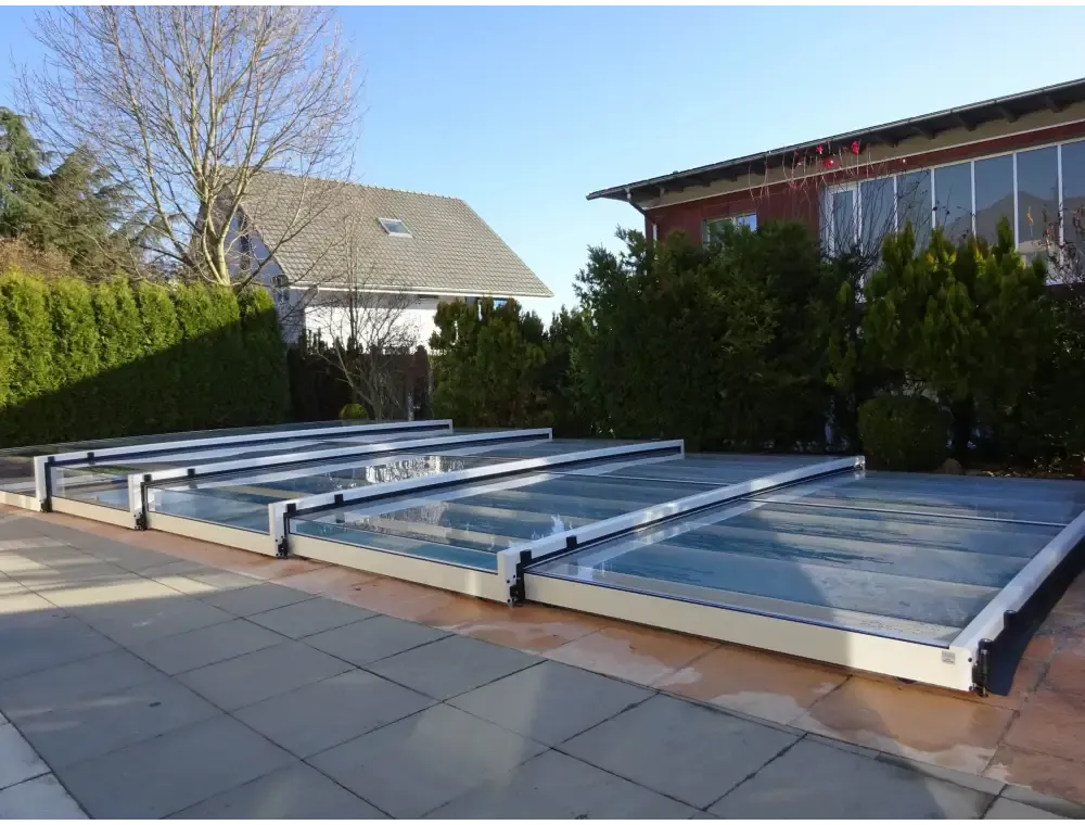 Modern Pooltak Mästare Plus med glasdesign och mörk ram, 5x10 m